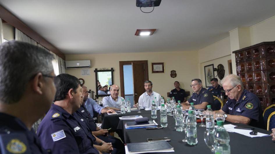 Ministro, subsecretario y autoridades policiales. Ministro, subsecretario y autoridades policiales.