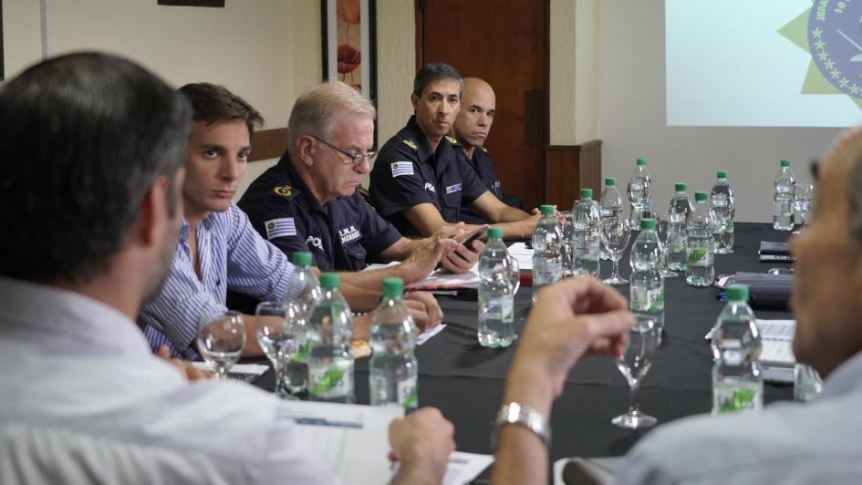 Ministro dirigiéndose a oficiales de policía de Florida