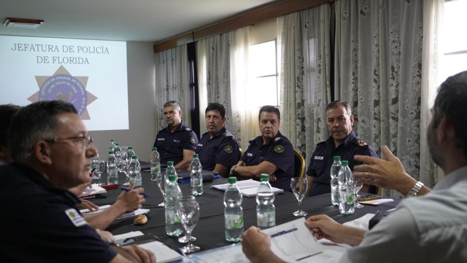 Ministro dirigiéndose a oficiales de policía de Florida