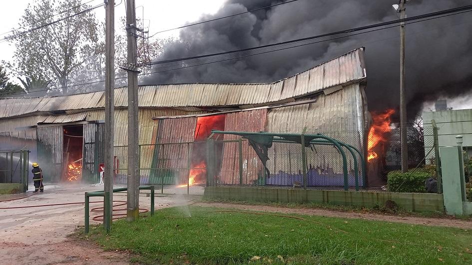 Bomberos incendio en depósito