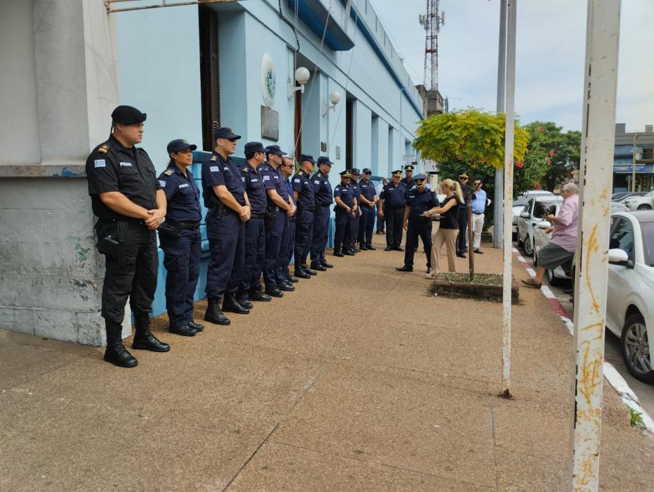 Autoridades Momento de entrega de moviles a los encargados por parte del comando de Jefatura