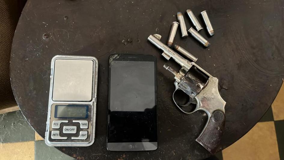 Arma, municiones y algunos de los celulares incautados
