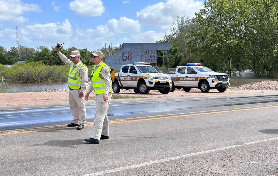 Policías de Caminera ordenando la Ruta 