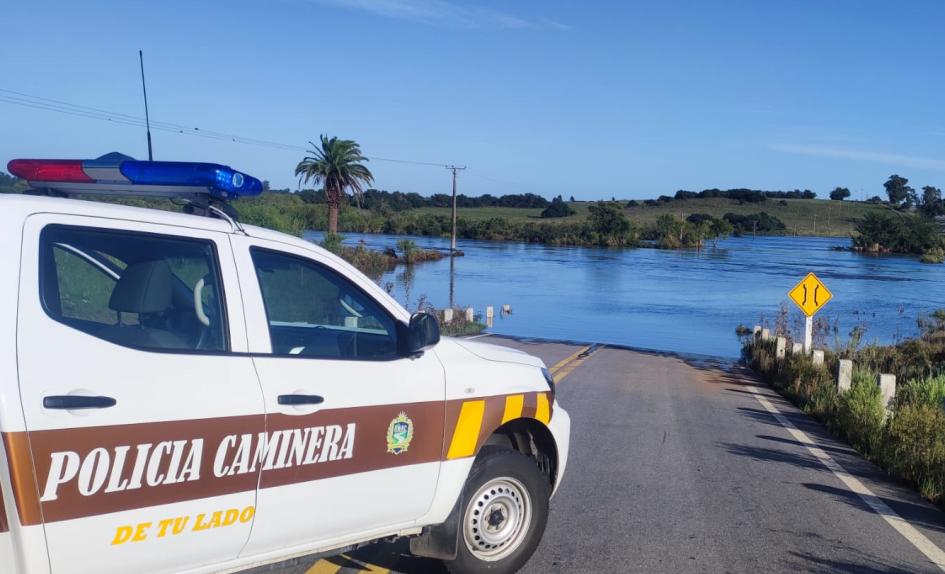 Camioneta de Caminera próximo a puente