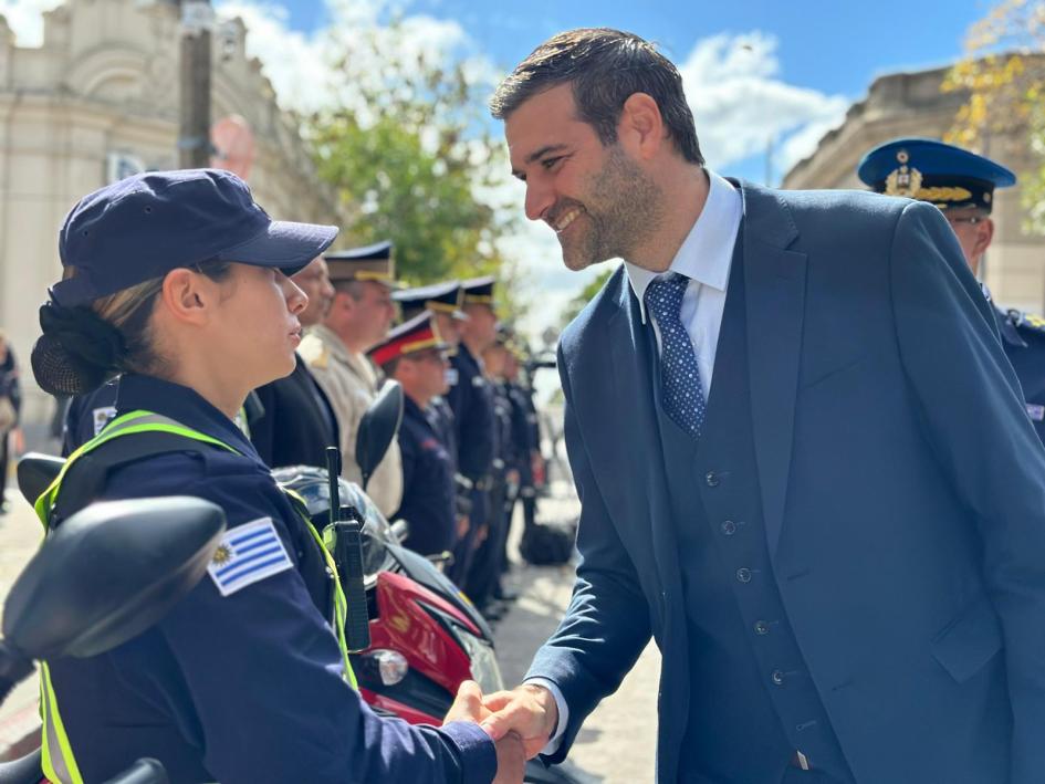 Ministro saludando a policía