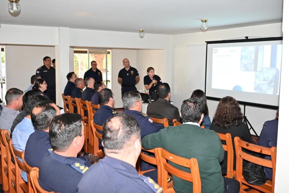 Personal de policía científica impartiendo clases de capacitación en Salto