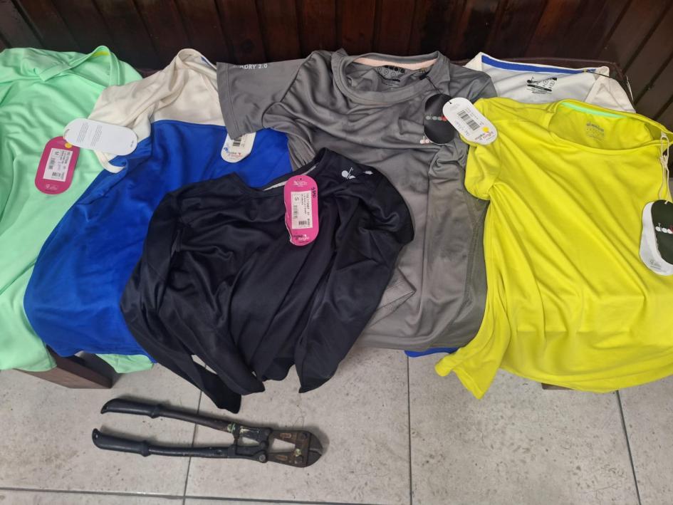 Ropa incautada en la mochila Ropa incautada en la mochila