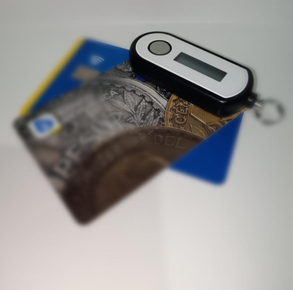 Tarjeta de débito y llave física. Tarjeta de débito y llave física.