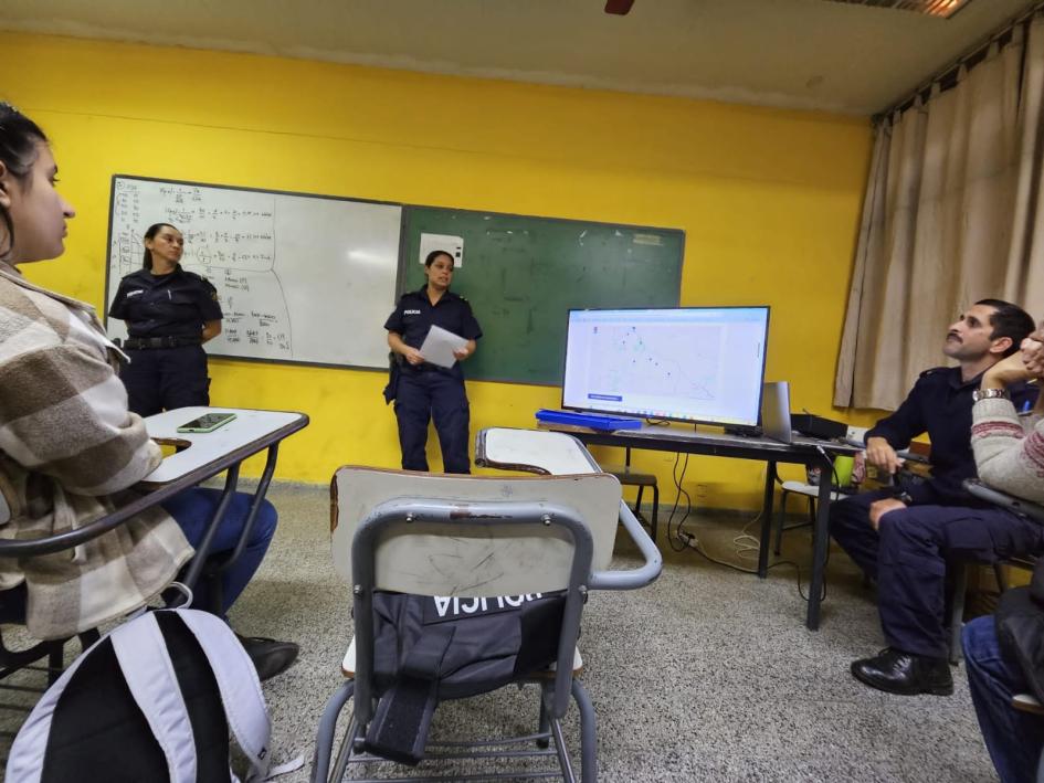 Policias realizando charla Policias realizando charla