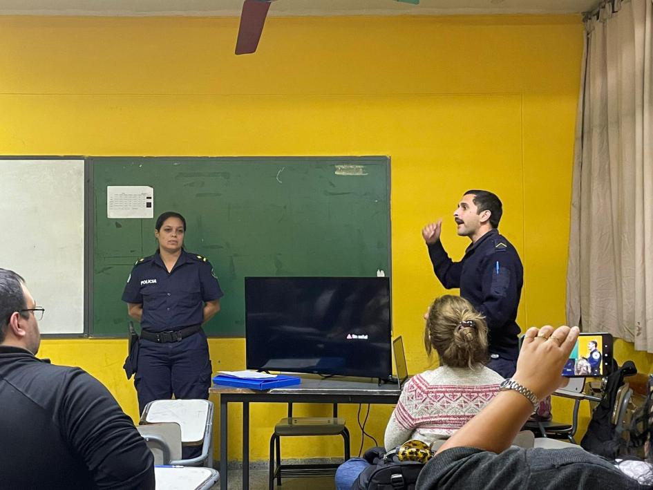 Policias realizando charla Policias realizando charla