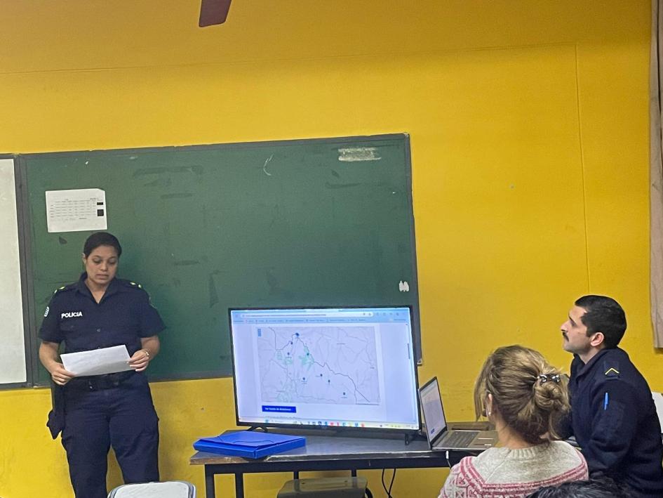 Policias realizando charla Policias realizando charla