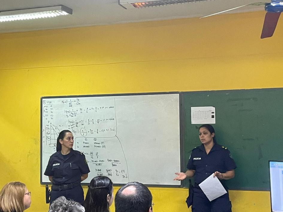 Policias realizando charla Policias realizando charla