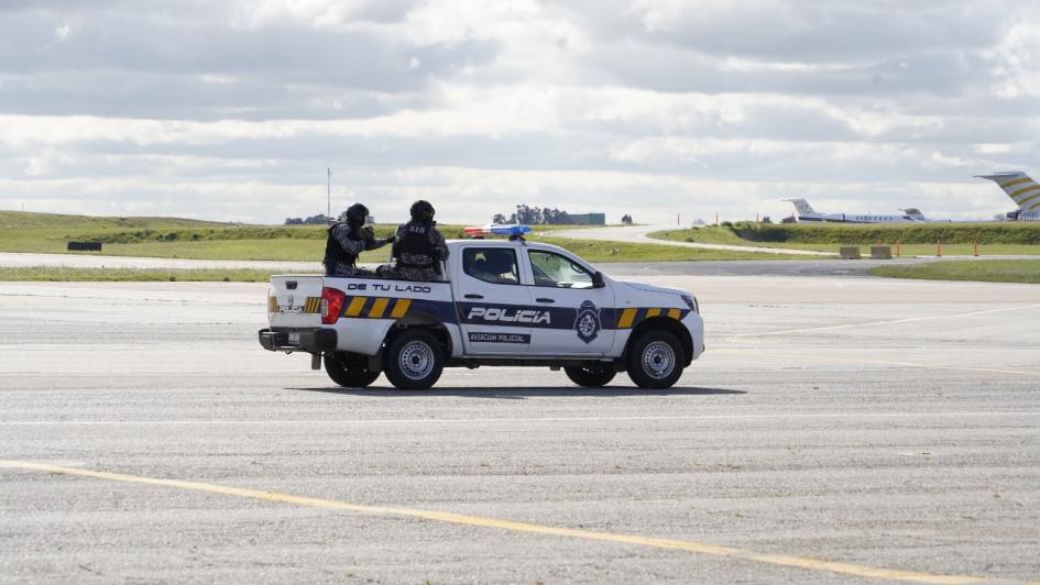 Policías en camioneta de la Aviación Policial