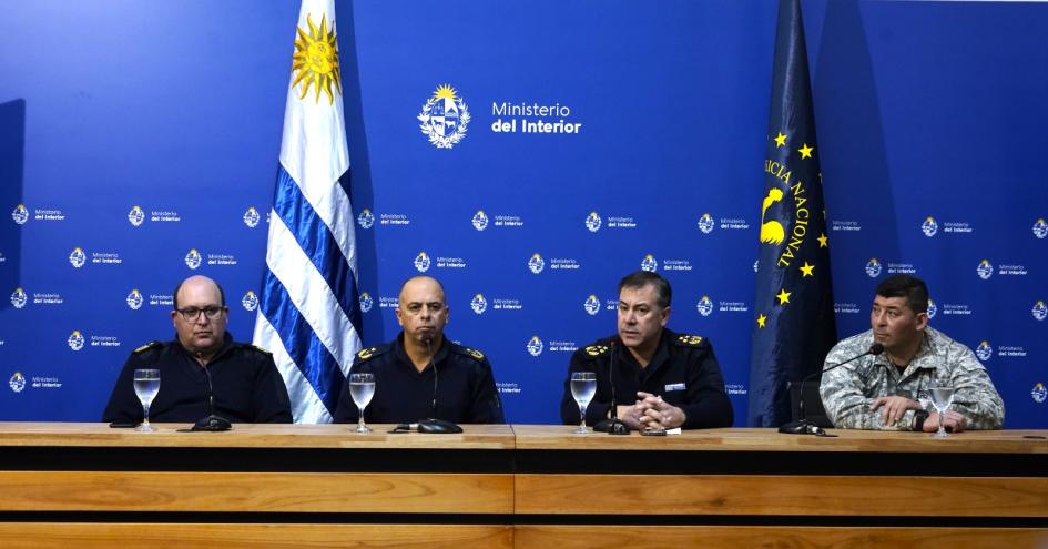 autoridaes policiales en conferencia 