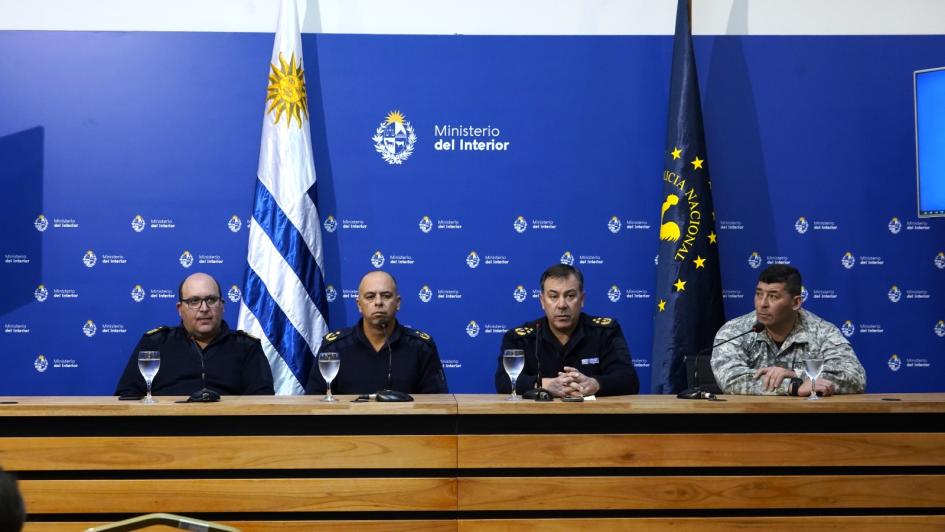 autoridaes policiales en conferencia 