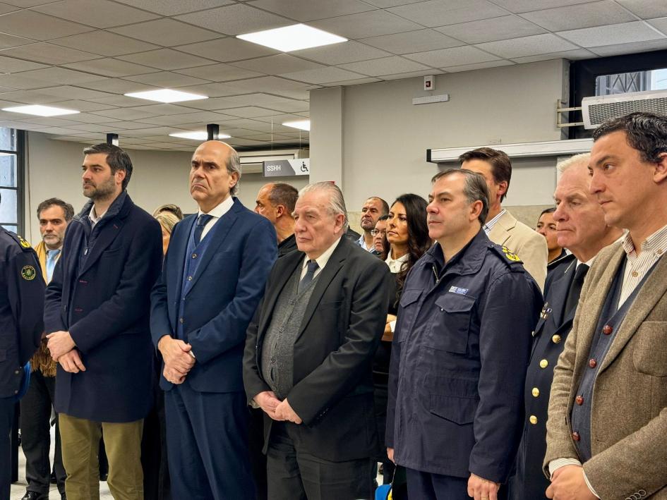 Autoridades ministeriales y policiales parados para acto