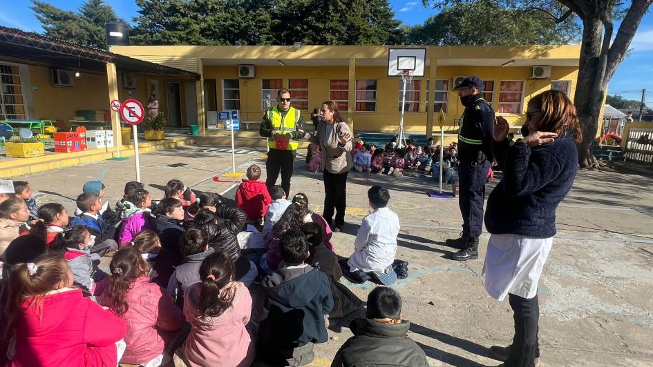 Jornada de Escuelita de Tránsito en Escuela 18 "Juan Zorrilla de San Martín". Taller se seguridad vial