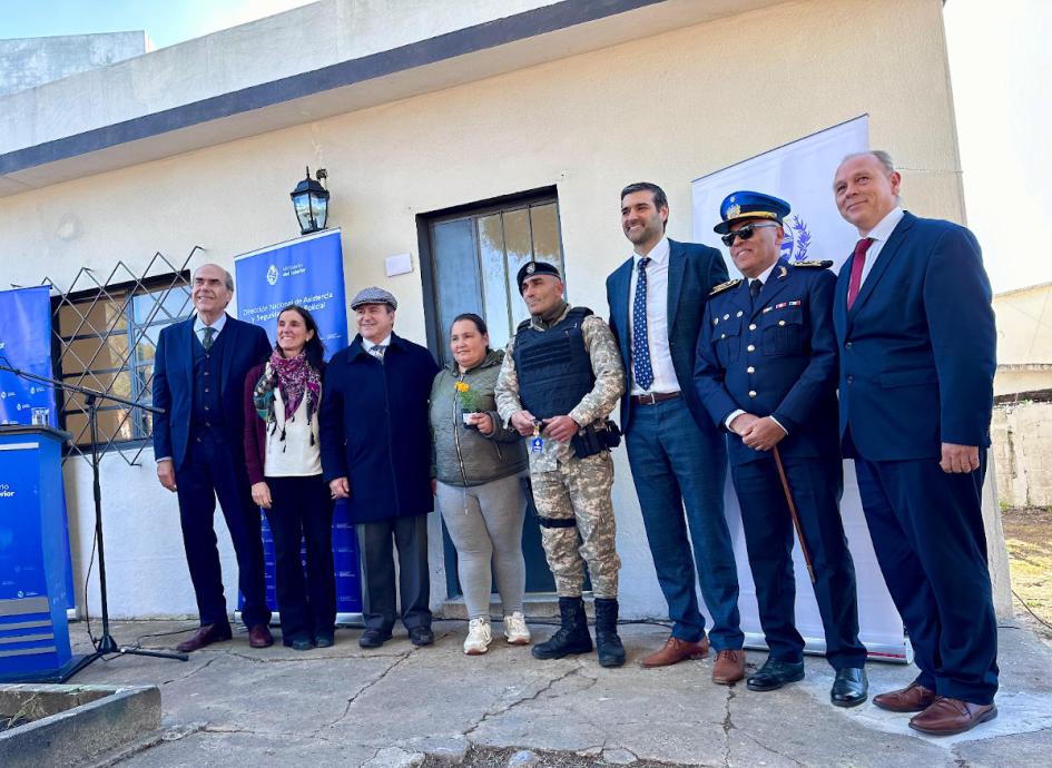 Ministro del interior , autoridades y beneficiario de la casa