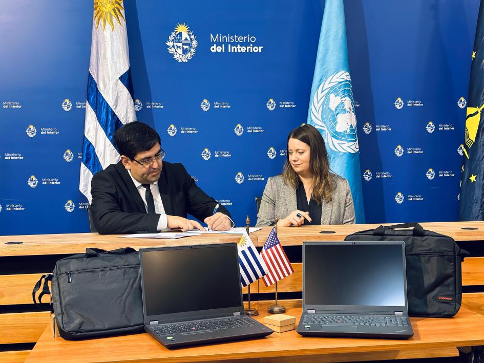 Firma de recepción de donación de equipamiento y programas. Firma de recepción de donación de equipamiento y programas.