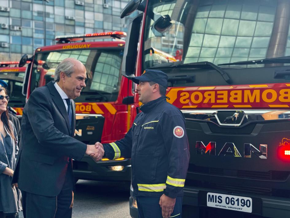 Entrega de autobombas a la Dirección Nacional de Bomberos Entrega de autobombas a la Dirección Nacional de Bomberos