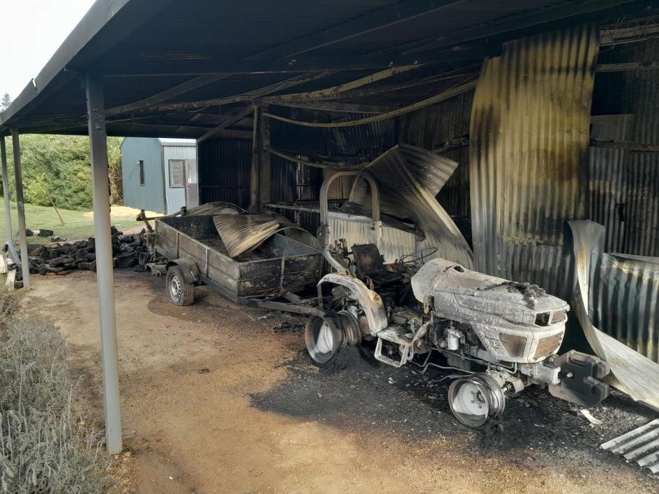 Tractor incendiado en galpón Tractor incendiado en galpón