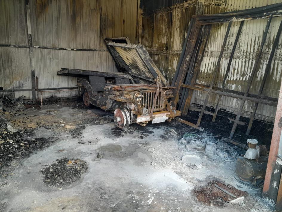 Vehiculos incendiados en el galpón Jeep incendiada en galpón