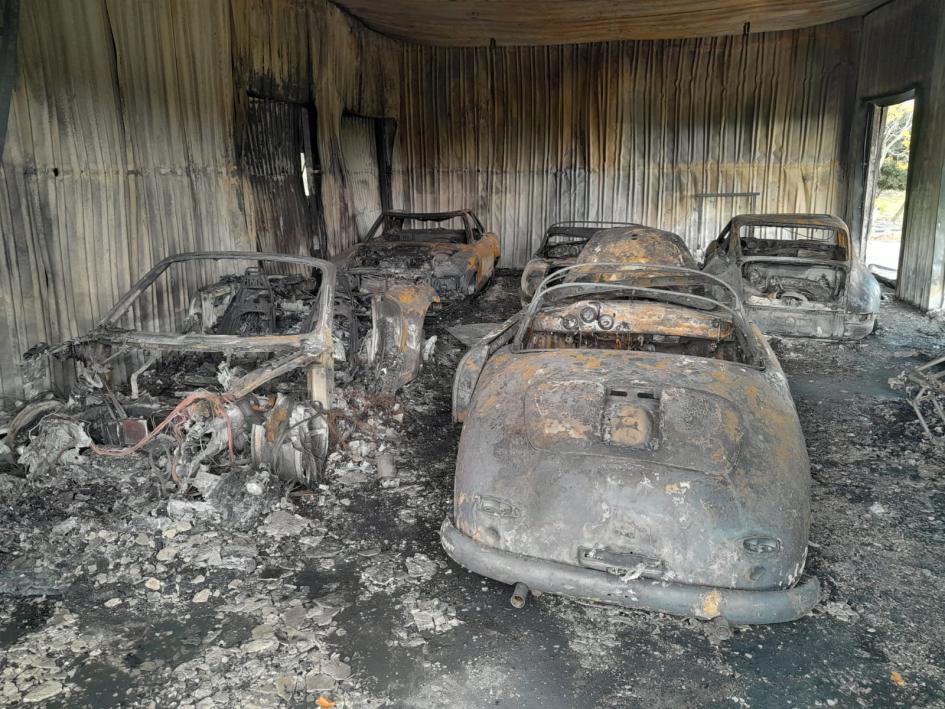 Vehiculos incendiados en el galpón Varios vehiculos incendiados