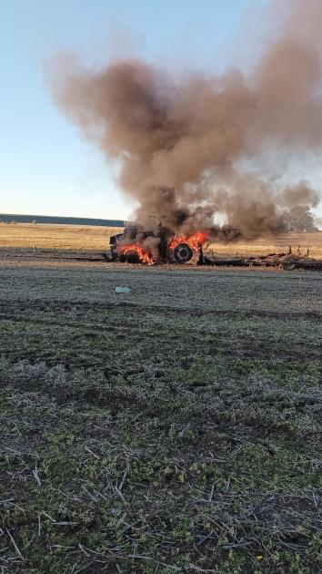 Incendio generalizado en tractor.