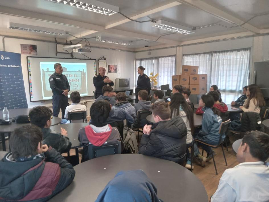 Salón con estudiantes y personal Policial Salón con estudiantes y personal Policial