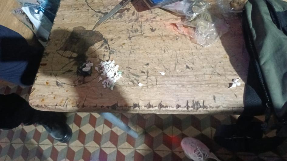 Parte de la droga incautada sobre una mesa. Parte de la droga incautada sobre una mesa.
