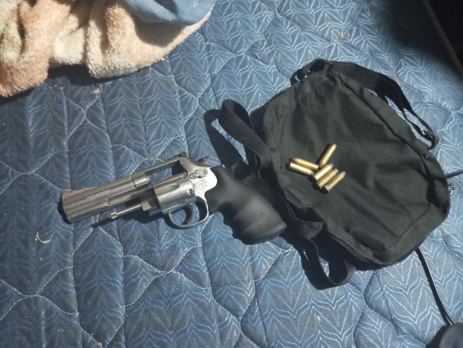 Arma y cartuchos incautados. Arma y cartuchos incautados.