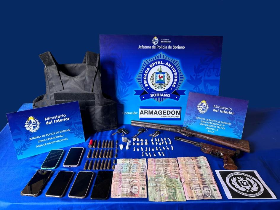 Objetos incautados en el operativo armas, dinero, estupefacientes, celulares y chaleco policial incautados en operativo