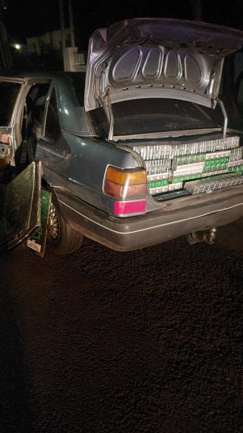 Auto siendo inspeccionado en la ruta. Auto siendo inspeccionado en la ruta.