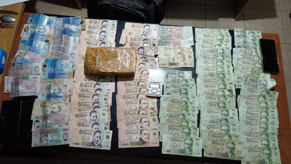 Droga, dinero y balanza incautada Droga, dinero y balanza incautada