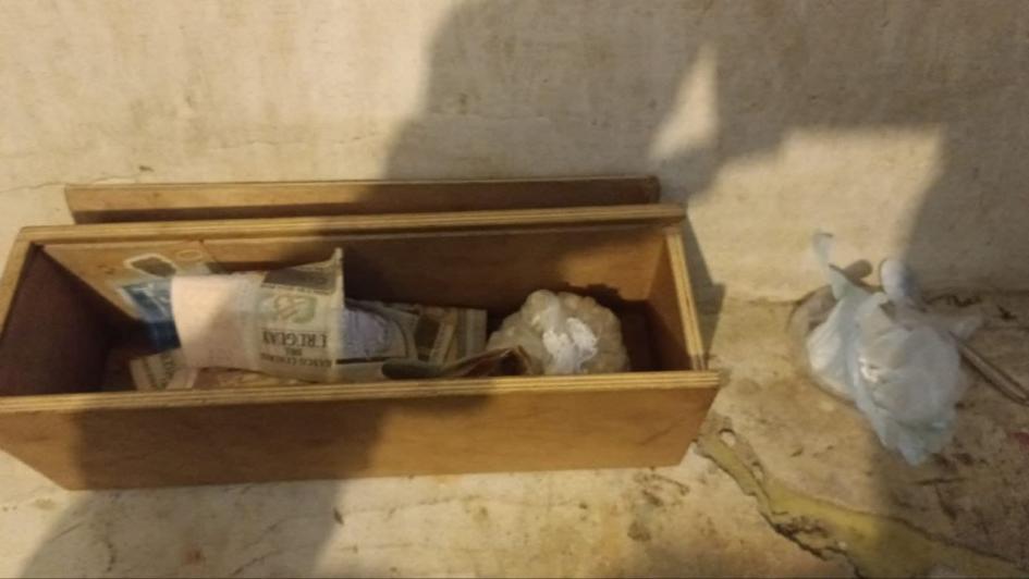 Parte del dinero y la droga incautados. Parte del dinero y la droga incautados.