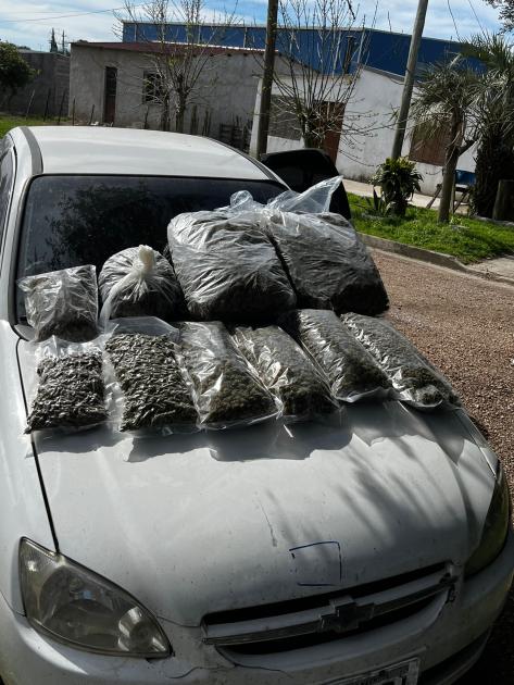 Droga incautada en el auto. Droga incautada en el auto.