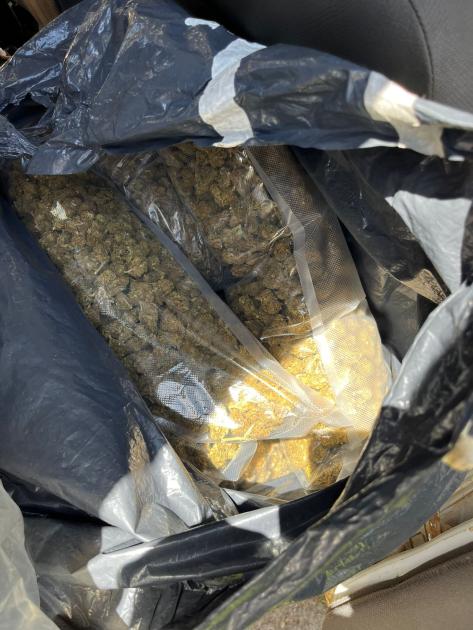 Parte de la droga incautada en el auto. Parte de la droga incautada en el auto.