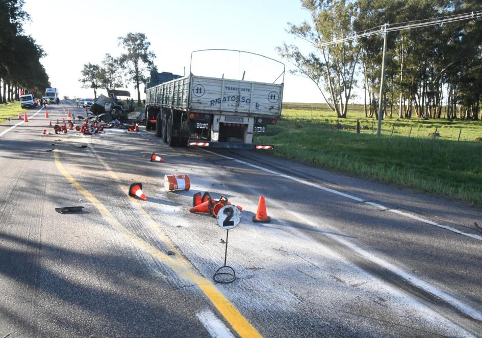 Camión y maquina vial involucrados en el accidente. Camión y maquina vial involucrados en el accidente.