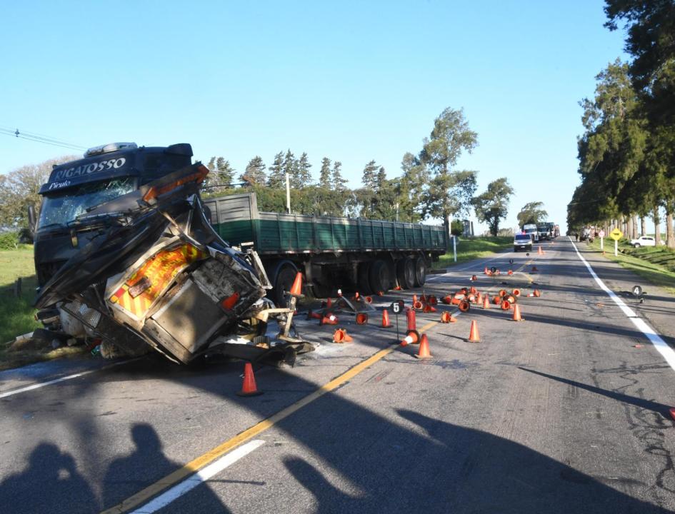 Camión y maquina vial involucrados en el accidente. Camión y maquina vial involucrados en el accidente.