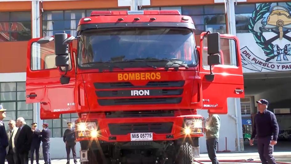 Camiones entregados a bomberos