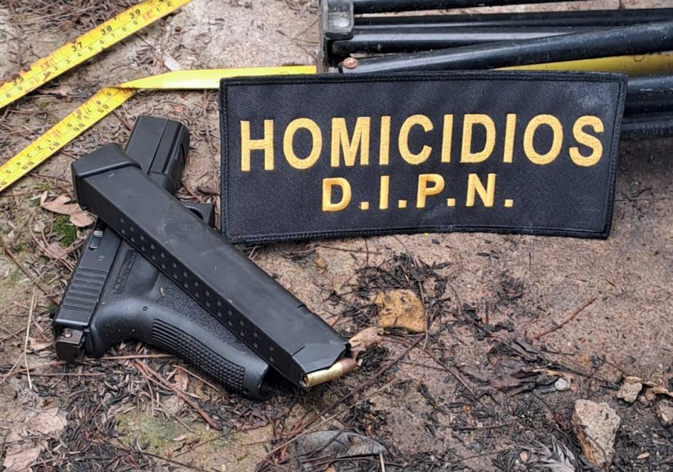 Arma y cargador incautados Arma y cargador incautados