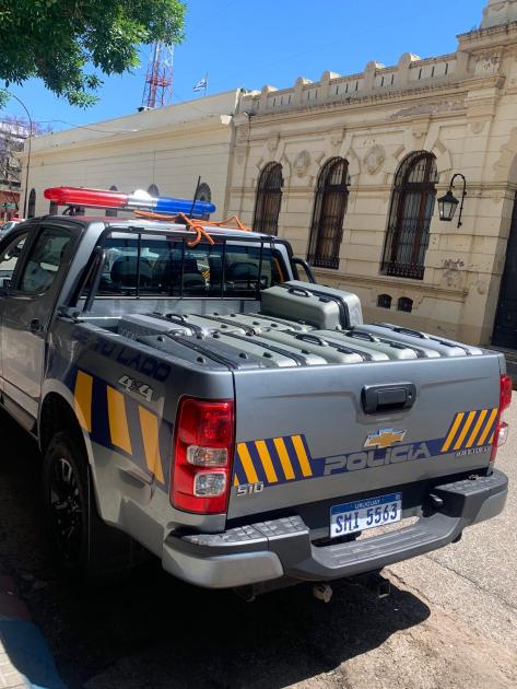 Urnas siendo trasladadas a un local de votación en un patrullero. Urnas siendo trasladadas a un local de votación en un patrullero.