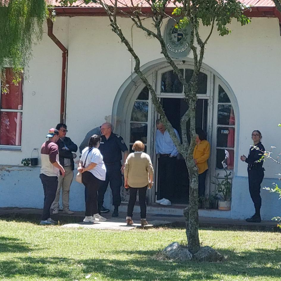 Jefe de Policía de Durazno en circuito de votación. Jefe de Policía de Durazno en circuito de votación.