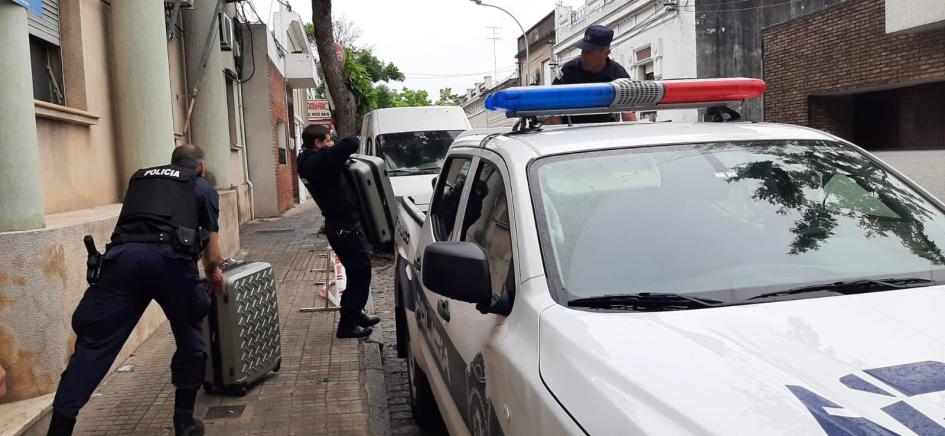 Efectivos policiales cargando urnas en un patrullero. Efectivos policiales cargando urnas en un patrullero.