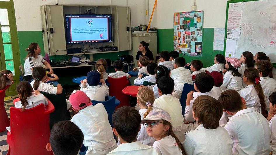Escolares en talleres Taller con apoyo audiovisual