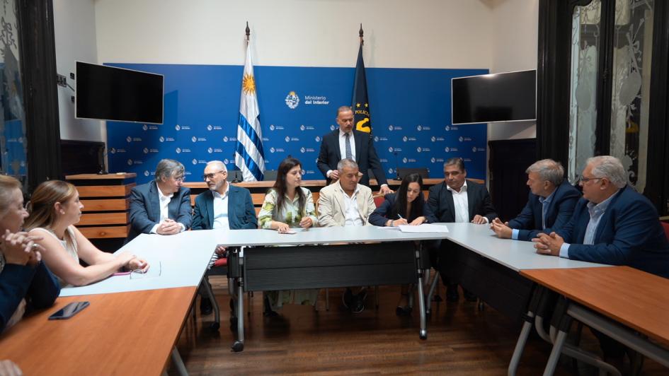 Autoridades firmando el convenio Autoridades firmando el convenio