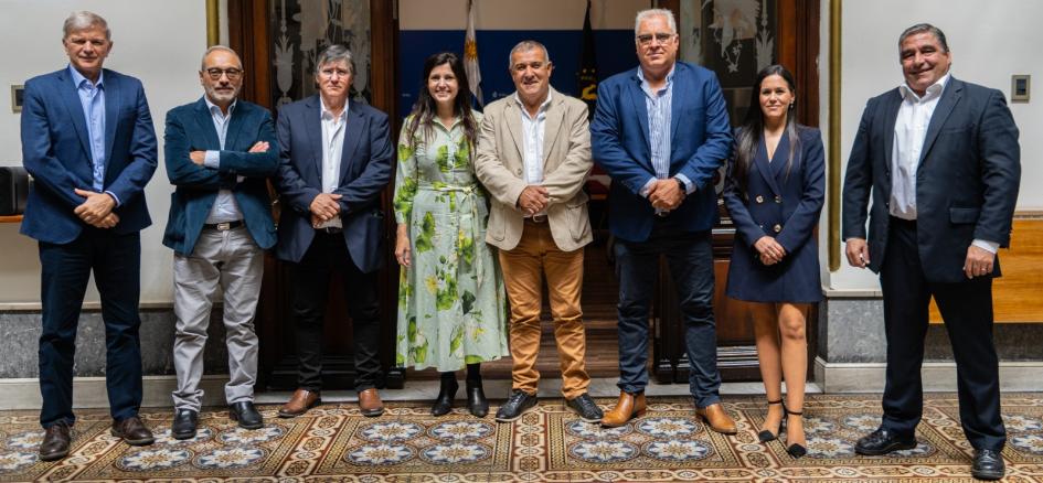 Directora General de Secretaría junto a autoridades la ONFI y al Secretario Nacional del Deporte Directora General de Secretaría junto a autoridades la ONFI y al Secretario Nacional del Deporte