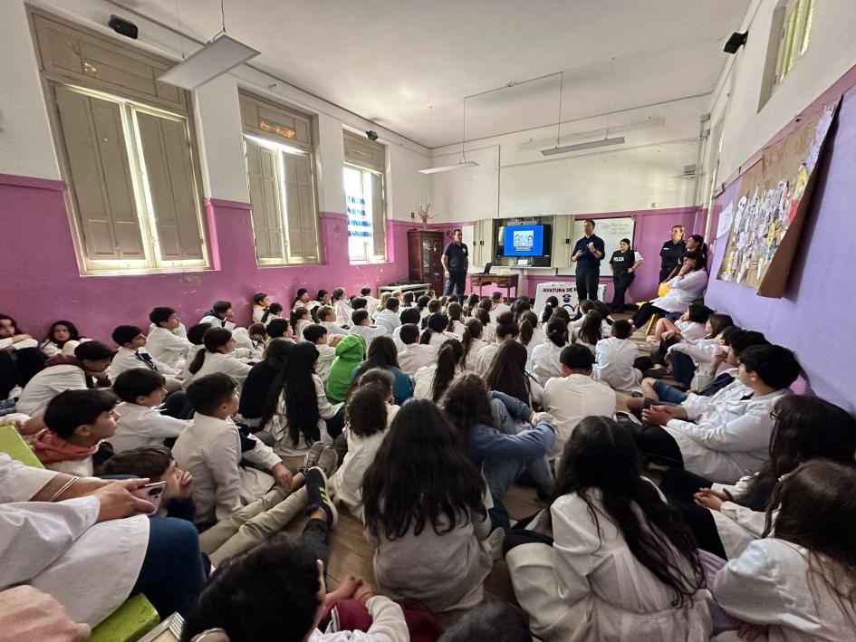niños escolares en jornada educativa matutina
