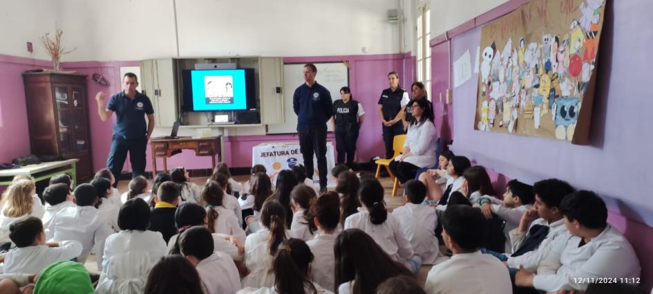 Policías enseñando a niños