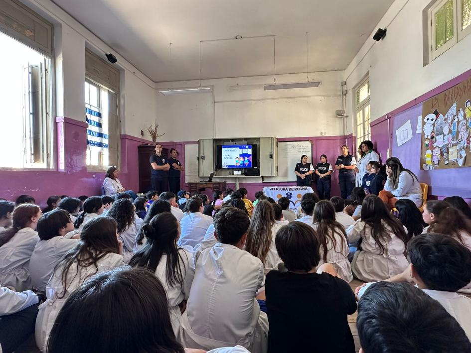 niños escolares en jornada educativa vespertina